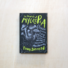 โหลดรูปภาพลงในเครื่องมือใช้ดูของ Gallery In Search of Mycotopia: Citizen Science, Fungi Fanatics, and the Untapped Potential of Mushrooms
ร้านหนังสือและสิ่งของ เป็นร้านหนังสือภาษาอังกฤษหายาก และร้านกาแฟ หรือ บุ๊คคาเฟ่ ตั้งอยู่สุขุมวิท กรุงเทพ