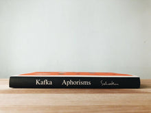 โหลดรูปภาพลงในเครื่องมือใช้ดูของ Gallery Aphorisms
ร้านหนังสือและสิ่งของ เป็นร้านหนังสือภาษาอังกฤษหายาก และร้านกาแฟ หรือ บุ๊คคาเฟ่ ตั้งอยู่สุขุมวิท กรุงเทพ