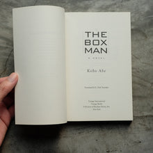 Load image into Gallery viewer, The Box Man | Kobo Abe
 ร้านหนังสือและสิ่งของ เป็นร้านหนังสือภาษาอังกฤษหายาก และร้านกาแฟ หรือ บุ๊คคาเฟ่ ตั้งอยู่สุขุมวิท กรุงเทพ
