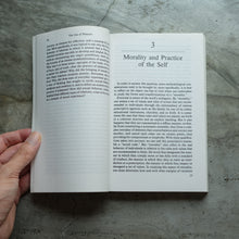 Load image into Gallery viewer, The History of Sexuality, Vol. 2 The Use of Pleasure | Michel Foucault
 ร้านหนังสือและสิ่งของ เป็นร้านหนังสือภาษาอังกฤษหายาก และร้านกาแฟ หรือ บุ๊คคาเฟ่ ตั้งอยู่สุขุมวิท กรุงเทพ