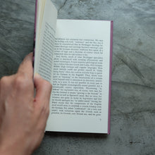 Load image into Gallery viewer, Essay in The Metaphysics | Martin Heidegger
 ร้านหนังสือและสิ่งของ เป็นร้านหนังสือภาษาอังกฤษหายาก และร้านกาแฟ หรือ บุ๊คคาเฟ่ ตั้งอยู่สุขุมวิท กรุงเทพ