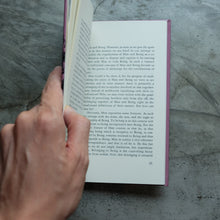 Load image into Gallery viewer, Essay in The Metaphysics | Martin Heidegger
 ร้านหนังสือและสิ่งของ เป็นร้านหนังสือภาษาอังกฤษหายาก และร้านกาแฟ หรือ บุ๊คคาเฟ่ ตั้งอยู่สุขุมวิท กรุงเทพ