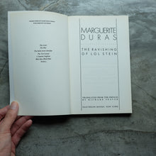 โหลดรูปภาพลงในเครื่องมือใช้ดูของ Gallery The Ravishing of Lol Stein | Marguerite Duras
ร้านหนังสือและสิ่งของ เป็นร้านหนังสือภาษาอังกฤษหายาก และร้านกาแฟ หรือ บุ๊คคาเฟ่ ตั้งอยู่สุขุมวิท กรุงเทพ