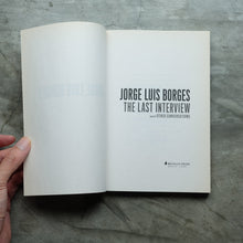 Load image into Gallery viewer, Jorge Luis Borges: The Last Interview: and Other Conversations | Jorge Luis Borges
ร้านหนังสือและสิ่งของ เป็นร้านหนังสือภาษาอังกฤษหายาก และร้านกาแฟ หรือ บุ๊คคาเฟ่ ตั้งอยู่สุขุมวิท กรุงเทพ