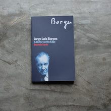 Load image into Gallery viewer, Jorge Luis Borges: A Writer on the Edge | Beatriz Sarlo
ร้านหนังสือและสิ่งของ เป็นร้านหนังสือภาษาอังกฤษหายาก และร้านกาแฟ หรือ บุ๊คคาเฟ่ ตั้งอยู่สุขุมวิท กรุงเทพ