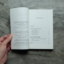 Load image into Gallery viewer, Jorge Luis Borges: A Writer on the Edge | Beatriz Sarlo
ร้านหนังสือและสิ่งของ เป็นร้านหนังสือภาษาอังกฤษหายาก และร้านกาแฟ หรือ บุ๊คคาเฟ่ ตั้งอยู่สุขุมวิท กรุงเทพ