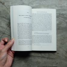 Load image into Gallery viewer, Jorge Luis Borges: A Writer on the Edge | Beatriz Sarlo
ร้านหนังสือและสิ่งของ เป็นร้านหนังสือภาษาอังกฤษหายาก และร้านกาแฟ หรือ บุ๊คคาเฟ่ ตั้งอยู่สุขุมวิท กรุงเทพ