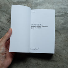 โหลดรูปภาพลงในเครื่องมือใช้ดูของ Gallery What's Love | E-Flux Journal
ร้านหนังสือและสิ่งของ เป็นร้านหนังสือภาษาอังกฤษหายาก และร้านกาแฟ หรือ บุ๊คคาเฟ่ ตั้งอยู่สุขุมวิท กรุงเทพ