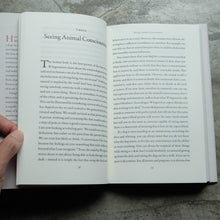 Load image into Gallery viewer, Understanding Animals | Lars Svendson
ร้านหนังสือและสิ่งของ เป็นร้านหนังสือภาษาอังกฤษหายาก และร้านกาแฟ หรือ บุ๊คคาเฟ่ ตั้งอยู่สุขุมวิท กรุงเทพ