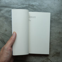 โหลดรูปภาพลงในเครื่องมือใช้ดูของ Gallery Duchamp's Last Day | Donald Shambroom
ร้านหนังสือและสิ่งของ เป็นร้านหนังสือภาษาอังกฤษหายาก และร้านกาแฟ หรือ บุ๊คคาเฟ่ ตั้งอยู่สุขุมวิท กรุงเทพ