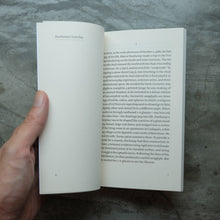 โหลดรูปภาพลงในเครื่องมือใช้ดูของ Gallery Duchamp's Last Day | Donald Shambroom
ร้านหนังสือและสิ่งของ เป็นร้านหนังสือภาษาอังกฤษหายาก และร้านกาแฟ หรือ บุ๊คคาเฟ่ ตั้งอยู่สุขุมวิท กรุงเทพ