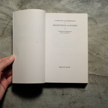 โหลดรูปภาพลงในเครื่องมือใช้ดูของ Gallery Maldoror and Poems | Comte De Lautreamont
ร้านหนังสือและสิ่งของ เป็นร้านหนังสือภาษาอังกฤษหายาก และร้านกาแฟ หรือ บุ๊คคาเฟ่ ตั้งอยู่สุขุมวิท กรุงเทพ