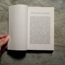 โหลดรูปภาพลงในเครื่องมือใช้ดูของ Gallery Maldoror and Poems | Comte De Lautreamont
ร้านหนังสือและสิ่งของ เป็นร้านหนังสือภาษาอังกฤษหายาก และร้านกาแฟ หรือ บุ๊คคาเฟ่ ตั้งอยู่สุขุมวิท กรุงเทพ