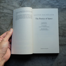 โหลดรูปภาพลงในเครื่องมือใช้ดูของ Gallery Poetics of Space | Gaston Bachelard
ร้านหนังสือและสิ่งของ เป็นร้านหนังสือภาษาอังกฤษหายาก และร้านกาแฟ หรือ บุ๊คคาเฟ่ ตั้งอยู่สุขุมวิท กรุงเทพ