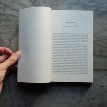 โหลดรูปภาพลงในเครื่องมือใช้ดูของ Gallery Poetics of Space | Gaston Bachelard
ร้านหนังสือและสิ่งของ เป็นร้านหนังสือภาษาอังกฤษหายาก และร้านกาแฟ หรือ บุ๊คคาเฟ่ ตั้งอยู่สุขุมวิท กรุงเทพ