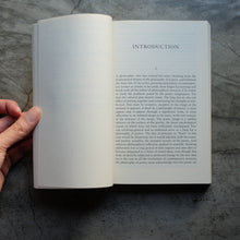 โหลดรูปภาพลงในเครื่องมือใช้ดูของ Gallery Poetics of Space | Gaston Bachelard
ร้านหนังสือและสิ่งของ เป็นร้านหนังสือภาษาอังกฤษหายาก และร้านกาแฟ หรือ บุ๊คคาเฟ่ ตั้งอยู่สุขุมวิท กรุงเทพ