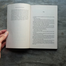 Load image into Gallery viewer, Will You Please Be Quiet, Please? | Raymond Carver
 ร้านหนังสือและสิ่งของ เป็นร้านหนังสือภาษาอังกฤษหายาก และร้านกาแฟ หรือ บุ๊คคาเฟ่ ตั้งอยู่สุขุมวิท กรุงเทพ