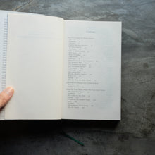 Load image into Gallery viewer, Collected Stories | Raymond Carver
 ร้านหนังสือและสิ่งของ เป็นร้านหนังสือภาษาอังกฤษหายาก และร้านกาแฟ หรือ บุ๊คคาเฟ่ ตั้งอยู่สุขุมวิท กรุงเทพ