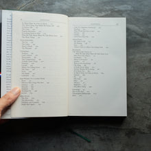 Load image into Gallery viewer, Collected Stories | Raymond Carver
 ร้านหนังสือและสิ่งของ เป็นร้านหนังสือภาษาอังกฤษหายาก และร้านกาแฟ หรือ บุ๊คคาเฟ่ ตั้งอยู่สุขุมวิท กรุงเทพ