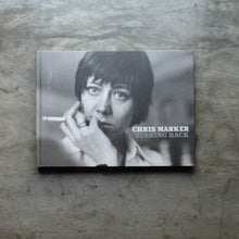 โหลดรูปภาพลงในเครื่องมือใช้ดูของ Gallery Staring Back | Chris Marker
ร้านหนังสือและสิ่งของ เป็นร้านหนังสือภาษาอังกฤษหายาก และร้านกาแฟ หรือ บุ๊คคาเฟ่ ตั้งอยู่สุขุมวิท กรุงเทพ