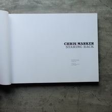 โหลดรูปภาพลงในเครื่องมือใช้ดูของ Gallery Staring Back | Chris Marker
ร้านหนังสือและสิ่งของ เป็นร้านหนังสือภาษาอังกฤษหายาก และร้านกาแฟ หรือ บุ๊คคาเฟ่ ตั้งอยู่สุขุมวิท กรุงเทพ