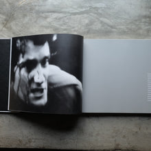 โหลดรูปภาพลงในเครื่องมือใช้ดูของ Gallery Staring Back | Chris Marker
ร้านหนังสือและสิ่งของ เป็นร้านหนังสือภาษาอังกฤษหายาก และร้านกาแฟ หรือ บุ๊คคาเฟ่ ตั้งอยู่สุขุมวิท กรุงเทพ