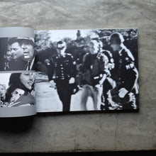 โหลดรูปภาพลงในเครื่องมือใช้ดูของ Gallery Staring Back | Chris Marker
ร้านหนังสือและสิ่งของ เป็นร้านหนังสือภาษาอังกฤษหายาก และร้านกาแฟ หรือ บุ๊คคาเฟ่ ตั้งอยู่สุขุมวิท กรุงเทพ