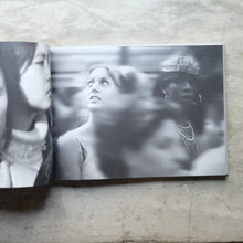 โหลดรูปภาพลงในเครื่องมือใช้ดูของ Gallery Staring Back | Chris Marker
ร้านหนังสือและสิ่งของ เป็นร้านหนังสือภาษาอังกฤษหายาก และร้านกาแฟ หรือ บุ๊คคาเฟ่ ตั้งอยู่สุขุมวิท กรุงเทพ