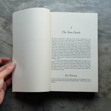 โหลดรูปภาพลงในเครื่องมือใช้ดูของ Gallery Hour of Our Death | Philippe Aries
ร้านหนังสือและสิ่งของ เป็นร้านหนังสือภาษาอังกฤษหายาก และร้านกาแฟ หรือ บุ๊คคาเฟ่ ตั้งอยู่สุขุมวิท กรุงเทพ