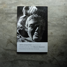 โหลดรูปภาพลงในเครื่องมือใช้ดูของ Gallery Into Disaster | Maurice Blanchot
ร้านหนังสือและสิ่งของ เป็นร้านหนังสือภาษาอังกฤษหายาก และร้านกาแฟ หรือ บุ๊คคาเฟ่ ตั้งอยู่สุขุมวิท กรุงเทพ