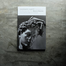 โหลดรูปภาพลงในเครื่องมือใช้ดูของ Gallery Desperate Clarity | Maurice Blanchot
ร้านหนังสือและสิ่งของ เป็นร้านหนังสือภาษาอังกฤษหายาก และร้านกาแฟ หรือ บุ๊คคาเฟ่ ตั้งอยู่สุขุมวิท กรุงเทพ