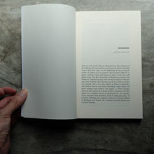 โหลดรูปภาพลงในเครื่องมือใช้ดูของ Gallery Desperate Clarity | Maurice Blanchot
ร้านหนังสือและสิ่งของ เป็นร้านหนังสือภาษาอังกฤษหายาก และร้านกาแฟ หรือ บุ๊คคาเฟ่ ตั้งอยู่สุขุมวิท กรุงเทพ