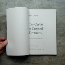 โหลดรูปภาพลงในเครื่องมือใช้ดูของ Gallery The Castle of Crossed Destinies | Italo Calvino
 ร้านหนังสือและสิ่งของ เป็นร้านหนังสือภาษาอังกฤษหายาก และร้านกาแฟ หรือ บุ๊คคาเฟ่ ตั้งอยู่สุขุมวิท กรุงเทพ