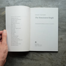 โหลดรูปภาพลงในเครื่องมือใช้ดูของ Gallery The Nonexistent Knight | Italo Calvino
 ร้านหนังสือและสิ่งของ เป็นร้านหนังสือภาษาอังกฤษหายาก และร้านกาแฟ หรือ บุ๊คคาเฟ่ ตั้งอยู่สุขุมวิท กรุงเทพ