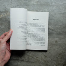 Load image into Gallery viewer, Julia and the Bazooka | Anna Kavan
 ร้านหนังสือและสิ่งของ เป็นร้านหนังสือภาษาอังกฤษหายาก และร้านกาแฟ หรือ บุ๊คคาเฟ่ ตั้งอยู่สุขุมวิท กรุงเทพ