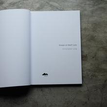 โหลดรูปภาพลงในเครื่องมือใช้ดูของ Gallery Essays on Adolf Loos
ร้านหนังสือและสิ่งของ เป็นร้านหนังสือภาษาอังกฤษหายาก และร้านกาแฟ หรือ บุ๊คคาเฟ่ ตั้งอยู่สุขุมวิท กรุงเทพ