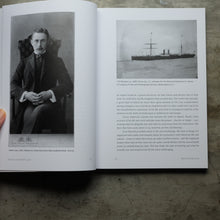 โหลดรูปภาพลงในเครื่องมือใช้ดูของ Gallery Essays on Adolf Loos
ร้านหนังสือและสิ่งของ เป็นร้านหนังสือภาษาอังกฤษหายาก และร้านกาแฟ หรือ บุ๊คคาเฟ่ ตั้งอยู่สุขุมวิท กรุงเทพ