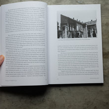 โหลดรูปภาพลงในเครื่องมือใช้ดูของ Gallery Essays on Adolf Loos
ร้านหนังสือและสิ่งของ เป็นร้านหนังสือภาษาอังกฤษหายาก และร้านกาแฟ หรือ บุ๊คคาเฟ่ ตั้งอยู่สุขุมวิท กรุงเทพ