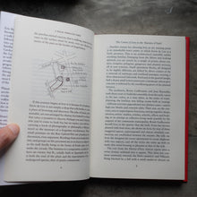 โหลดรูปภาพลงในเครื่องมือใช้ดูของ Gallery A Walk Through Paris | Hardback
ร้านหนังสือและสิ่งของ เป็นร้านหนังสือภาษาอังกฤษหายาก และร้านกาแฟ หรือ บุ๊คคาเฟ่ ตั้งอยู่สุขุมวิท กรุงเทพ