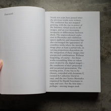 โหลดรูปภาพลงในเครื่องมือใช้ดูของ Gallery Between-the-Images
ร้านหนังสือและสิ่งของ เป็นร้านหนังสือภาษาอังกฤษหายาก และร้านกาแฟ หรือ บุ๊คคาเฟ่ ตั้งอยู่สุขุมวิท กรุงเทพ