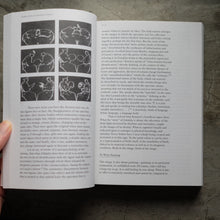 โหลดรูปภาพลงในเครื่องมือใช้ดูของ Gallery Between-the-Images
ร้านหนังสือและสิ่งของ เป็นร้านหนังสือภาษาอังกฤษหายาก และร้านกาแฟ หรือ บุ๊คคาเฟ่ ตั้งอยู่สุขุมวิท กรุงเทพ