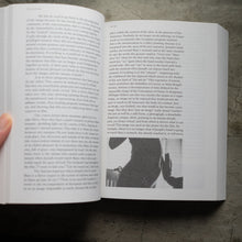 โหลดรูปภาพลงในเครื่องมือใช้ดูของ Gallery Between-the-Images
ร้านหนังสือและสิ่งของ เป็นร้านหนังสือภาษาอังกฤษหายาก และร้านกาแฟ หรือ บุ๊คคาเฟ่ ตั้งอยู่สุขุมวิท กรุงเทพ