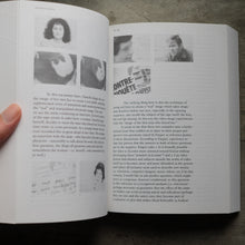 โหลดรูปภาพลงในเครื่องมือใช้ดูของ Gallery Between-the-Images
ร้านหนังสือและสิ่งของ เป็นร้านหนังสือภาษาอังกฤษหายาก และร้านกาแฟ หรือ บุ๊คคาเฟ่ ตั้งอยู่สุขุมวิท กรุงเทพ