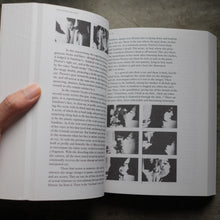 โหลดรูปภาพลงในเครื่องมือใช้ดูของ Gallery Between-the-Images
ร้านหนังสือและสิ่งของ เป็นร้านหนังสือภาษาอังกฤษหายาก และร้านกาแฟ หรือ บุ๊คคาเฟ่ ตั้งอยู่สุขุมวิท กรุงเทพ