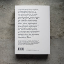 โหลดรูปภาพลงในเครื่องมือใช้ดูของ Gallery Between-the-Images
ร้านหนังสือและสิ่งของ เป็นร้านหนังสือภาษาอังกฤษหายาก และร้านกาแฟ หรือ บุ๊คคาเฟ่ ตั้งอยู่สุขุมวิท กรุงเทพ