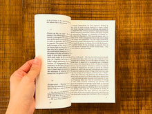 โหลดรูปภาพลงในเครื่องมือใช้ดูของ Gallery Minima Moralia: Reflections on Damaged Life (Radical Thinkers)
ร้านหนังสือและสิ่งของ เป็นร้านหนังสือภาษาอังกฤษหายาก และร้านกาแฟ หรือ บุ๊คคาเฟ่ ตั้งอยู่สุขุมวิท กรุงเทพ