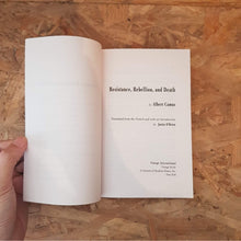 โหลดรูปภาพลงในเครื่องมือใช้ดูของ Gallery Resistance, Rebellion, and Death : Essays
ร้านหนังสือและสิ่งของ เป็นร้านหนังสือภาษาอังกฤษหายาก และร้านกาแฟ หรือ บุ๊คคาเฟ่ ตั้งอยู่สุขุมวิท กรุงเทพ