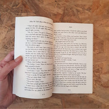 โหลดรูปภาพลงในเครื่องมือใช้ดูของ Gallery What We Talk About When We Talk About Love : Stories
ร้านหนังสือและสิ่งของ เป็นร้านหนังสือภาษาอังกฤษหายาก และร้านกาแฟ หรือ บุ๊คคาเฟ่ ตั้งอยู่สุขุมวิท กรุงเทพ