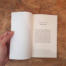 โหลดรูปภาพลงในเครื่องมือใช้ดูของ Gallery Short Cuts : Selected Stories
ร้านหนังสือและสิ่งของ เป็นร้านหนังสือภาษาอังกฤษหายาก และร้านกาแฟ หรือ บุ๊คคาเฟ่ ตั้งอยู่สุขุมวิท กรุงเทพ