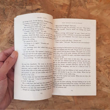 โหลดรูปภาพลงในเครื่องมือใช้ดูของ Gallery Short Cuts : Selected Stories
ร้านหนังสือและสิ่งของ เป็นร้านหนังสือภาษาอังกฤษหายาก และร้านกาแฟ หรือ บุ๊คคาเฟ่ ตั้งอยู่สุขุมวิท กรุงเทพ